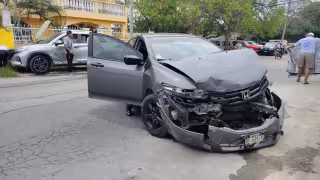 Fuerte accidente en la Región 230 de Cancún deja dos  vehículos dañados