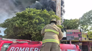 Un voraz incendio consumió por completo la vulcanizadora “El Petro” en Ciudad del Carmen.
