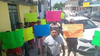 Unos 50 ejidatarios se manifestaron afuera de la Procuraduría Agraria en Escárcega.