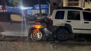 Un accidente múltiple en la colonia Electricistas dejó tres vehículos dañados y un conductor prófugo.
