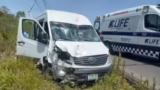 Van turistica se sale de la carretera