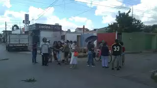 Los vecinos cerraron la vialidad en el fraccionamiento Mulsay