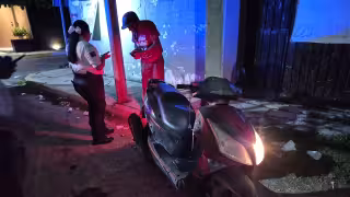 Motociclista presuntamente ebrio choca contra un poste en la colonia Caleta