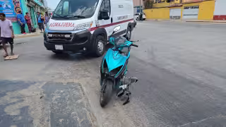 Un motociclista resultó lesionado tras chocar contra un automóvil en el barrio de Santa Lucía.