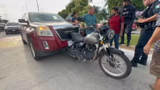 Motociclista se salva de salir herido tras quedar su unidad prensada en Ciudad del Carmen