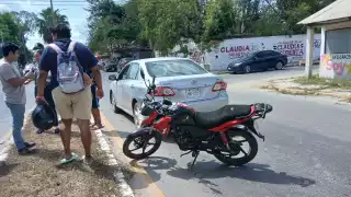 Accidente entre motocicleta y automóvil deja daños materiales; no hubo lesionados 