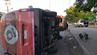 Volcadura deja cinco lesionados en la Av. 20 de Noviembre de Cancún