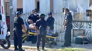Al sitio arribaron policías municipales y paramédicos para valorar y trasladar a un lesionado al hospital.