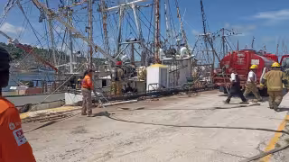 Se incendia embarcación durante trabajos de soldadura en el muelle de Lerma, Campeche
