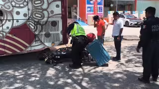 Un repartidor de aves sufrió un fuerte accidente en la avenida Concordia.