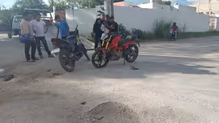 Choque de motocicletas deja un lesionado grave y otro con pérdida de memoria en Escárcega