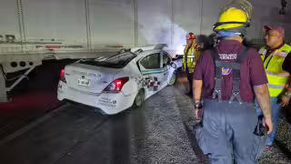 Milagro en la carretera: taxista sobrevive tras quedar prensado bajo tráiler