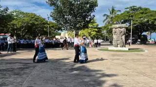 La Plaza Moch Cohuó de la ciudad de Champotón fue escenario para que se bailará un danzón como parte de los festejos.