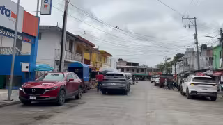 Autoridades realizan operativo para liberar banquetas en la zona del Chechén