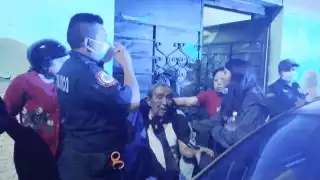 Un policía logró rescatar al abuelito del incendio de su casa