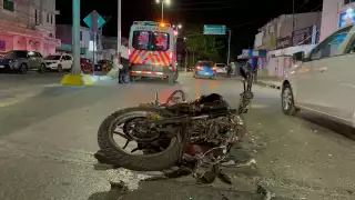 La motocicleta terinó destruida