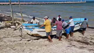 Miles de hombres de mar resguardan sus lanchas ante la cercanía del Huracán Rafael
