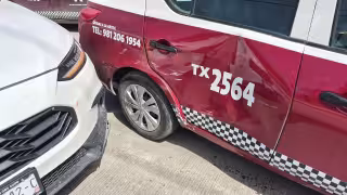 Choque entre camioneta y taxi provoca afectaciones viales en la colonia La Riviera