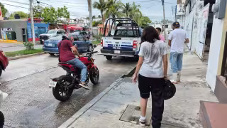 Motociclista acusa a una camioneta de realizar un corte de circulación.