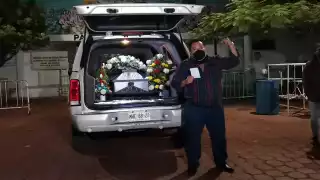 En el recinto, amigos, compañeros y familiares ofrecieron algunas palabras, seguido de un minuto de silencio y aplausos