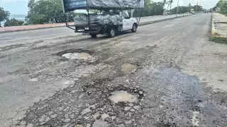Alertan sobre riesgo vial por baches en temporada de lluvias