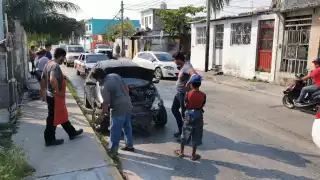 Conductor paga con su celular los daños de un choque en Ciudad del Carmen