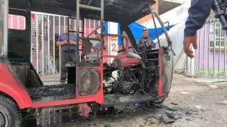Pochimóvil se incendia en la colonia Renovación; investigan si fue provocado