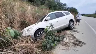 Al quedar abandonada la camioneta, personas que pasaban por el lugar intentaron abrir las puertas