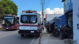 Persona convulsiona en casa de empeño de la avenida Álvaro Obregón y moviliza a paramédicos