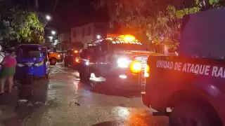 Bomberos sofocan conato de incendio en la privada 50-A; no hubo lesionados