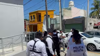 Motocicleta mal estacionada termina en altercado con policías en Campeche.