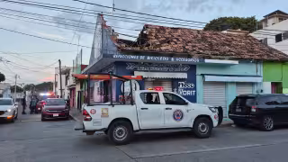 Parte del techo de tejas de un establecimiento se desplomó en el Centro.