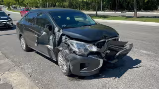 Un automovilista protagonizó un aparatoso percance vial sobre la avenida Benito Juárez.