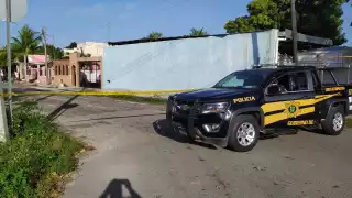 Elementos policiales cerraron la calle para realizar el cateo