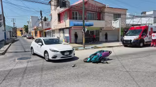 Mujer resulta lesionada en choque entre motoneta y automóvil en Ciudad del Carmen.
