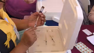 Corriente antivacunas pone en riesgo a comunidades vulnerables