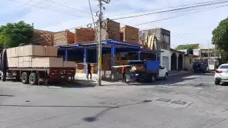 Ciudadanos se preparan con maderas antes llegada del Huracán Grace a Playa del Carmen