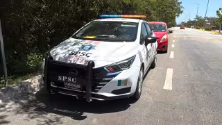 Patrulla provoca accidente en la avenida Costera de Campeche.