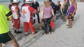 Hombre intenta quitarse la vida sin razón aparente en el malecón de Ciudad del Carmen