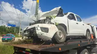 La camioneta terminó dentro de la maleza y con graves daños en el frente.