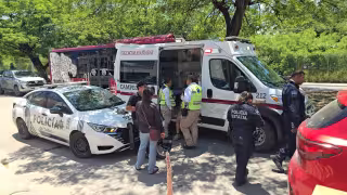 Conductora abre puerta de su vehículo y provoca accidente con motociclista