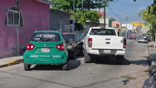 Choque entre tres vehículos se registró en la colonia Renovación, primera sección.