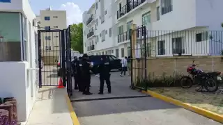 Elementos policiacos de Playa del Carmen acordonaron el sitio donde cayó el hombre en el fraccionamiento Punta Estrella