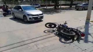 Motociclistas fueron atendidos por paramédicos, sin presentar heridas de gravedas