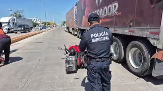 Camioneta impacta a motociclista en avenida Isla de Tris; termina con lesión en el pie