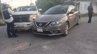 Conductor corta circulación y provoca fuerte encontronazo en Escárcega