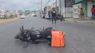 Fuerte choque de motocicletas provoca caos vial sobre “La Ría" en Campeche