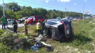 Testigos indicaron que el vehículo era conducido a exceso de velocidad; presumen que el operador se quedó dormido