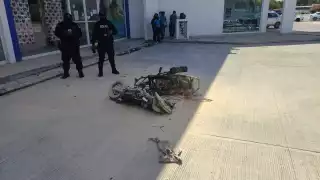 La motocicleta quedó tirada en el lugar, pero tras controlar el fuego, fue retirada por motivos de seguridad