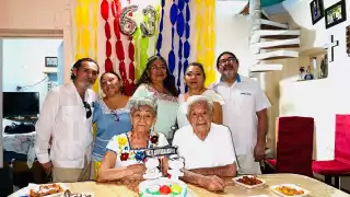 Pareja de abuelitos celebra sus 63 años de unión matrimonial en Progreso